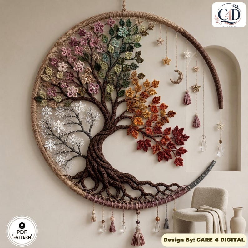 Puede incluir: Un tapiz circular con un &aacute;rbol tejido a ganchillo que representa las cuatro estaciones: flores rosas, hojas verdes, follaje oto&ntilde;al y copos de nieve blancos. Incluye estrellas colgantes, una luna creciente y borlas con cuentas de cristal.