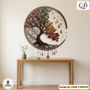 Puede incluir: Un tapiz circular con un dise&ntilde;o de &aacute;rbol de cuatro estaciones hecho con elementos texturizados. El &aacute;rbol muestra flores de primavera, hojas de verano, follaje de oto&ntilde;o y copos de nieve de invierno, con dijes de estrellas y luna.