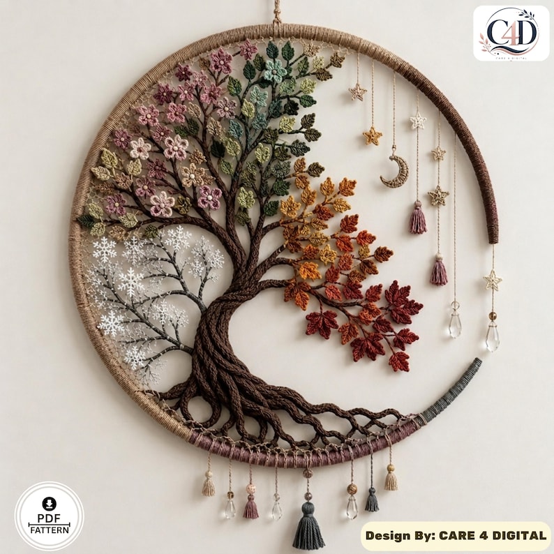 Puede incluir: Un tapiz circular con un &aacute;rbol tejido a ganchillo que muestra las cuatro estaciones: flores rosas, hojas verdes, follaje oto&ntilde;al naranja y rojo, y copos de nieve blancos. El aro est&aacute; envuelto en hilo marr&oacute;n con estrellas y cuentas de cristal.
