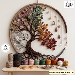 Puede incluir: Un tapiz circular con un &aacute;rbol de ganchillo que representa las cuatro estaciones: flores rosas de primavera, hojas verdes de verano, follaje naranja de oto&ntilde;o y copos de nieve blancos de invierno. Incluye colgantes de estrellas, luna y cristales.