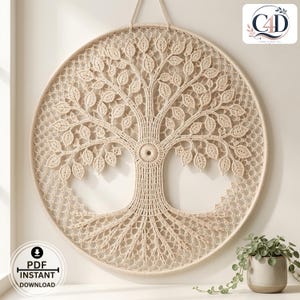 Könnte beinhalten: Ein kreisförmiger Makramee-Wandbehang mit einem komplexen Lebensbaum-Design aus geknoteten Blättern und Wurzeln in Cremefarbe. Das Stück ist auf einem runden Rahmen befestigt und hat eine Aufhängeschnur. Der Text lautet PDF INSTANT DOWNLOAD.