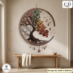 Puede incluir: Un tapiz circular con el dise&ntilde;o de un &aacute;rbol de cuatro estaciones. El &aacute;rbol tiene ra&iacute;ces y ramas marrones, con secciones que representan flores de primavera, hojas verdes de verano, follaje oto&ntilde;al y copos de nieve de invierno. Incluye colgantes de estrellas, una luna y cristales.