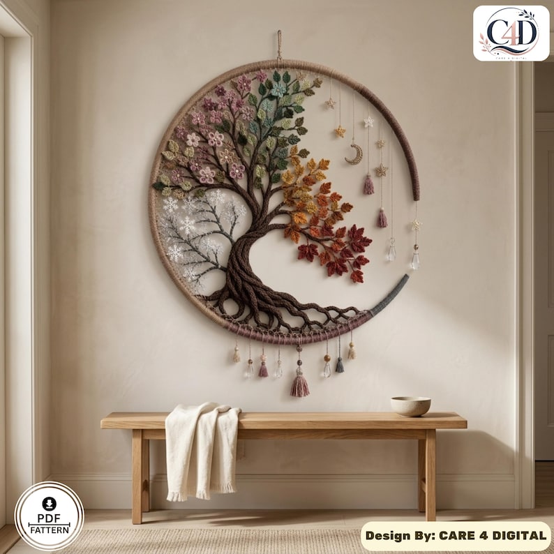 Puede incluir: Un tapiz circular con el dise&ntilde;o de un &aacute;rbol de cuatro estaciones. El &aacute;rbol tiene ra&iacute;ces y ramas marrones, con secciones que representan flores de primavera, hojas verdes de verano, follaje oto&ntilde;al y copos de nieve de invierno. Incluye colgantes de estrellas, una luna y cristales.