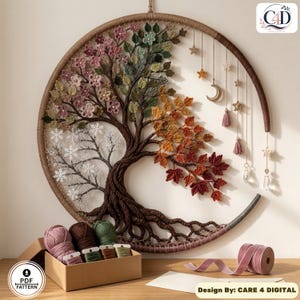 Puede incluir: Un tapiz circular con un &aacute;rbol tejido a ganchillo que muestra las cuatro estaciones: flores rosas de primavera, hojas verdes de verano, follaje oto&ntilde;al naranja y rojo, y copos de nieve blancos de invierno. Estrellas, luna y borlas cuelgan.