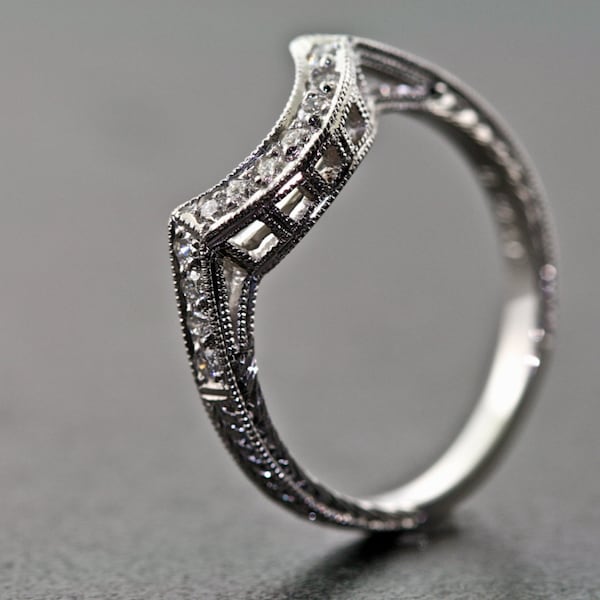 Platinum Curved Diamond Hand Gegraveerd Estate Design Wedding Band