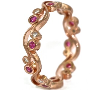 14kt Rose Gold und Diamanten und rote Rubine Blumenmuster-Hochzeitsband