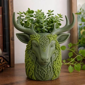 Moosiger Hirsch-Pflanztopf, 3D-gedruckter Wald-Sukkulententopf, handbemalte keltische Waldgeister-Dekoration
