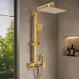 Puede incluir: Un sistema de ducha dorado que incluye un cabezal de ducha cuadrado grande tipo lluvia, una ducha de mano a juego con manguera flexible y una válvula de control montada en la pared con botones integrados y un pequeño rociador de bidé.
