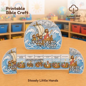 Könnte beinhalten: Ein druckbares Bibel-Bastelset mit einer faltbaren Papierszene, die zeigt, wie Jesus den Sturm stillt. Das Design umfasst Illustrationen eines Bootes auf stürmischen blauen Wellen, den Text Jesus Calms The Storm Mark 4:35-41 und sechs Bildtafeln.