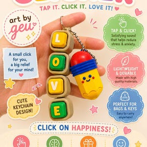 Peut inclure: Un porte-clés composé de quatre blocs carrés beiges avec des lettres jaunes et vertes formant le mot LOVE, attaché à une breloque en forme de crayon jaune avec un sommet rouge, une bande bleue et un visage souriant sur une chaînette en métal.