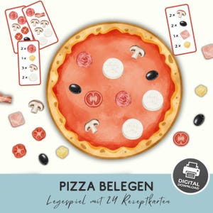 Puede incluir: Un juego de descarga digital que presenta una base de pizza redonda con salsa roja, cubierta con ilustraciones de champiñones, aceitunas, rodajas de tomate, queso y salami. Incluye tarjetas de recetas con cantidades y el texto PIZZA BELEGEN.