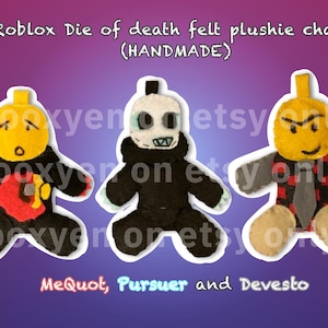 以下が含まれることがあります： Roblox Die of death felt plushie charm (HANDMADE) および MeQuot, Pursuer, Devesto とラベル付けされた3つの手作りフェルトぬいぐるみチャーム。フィギュアは、独特の表情を持つ黄色と白の頭部と、黒い体、カラフルなアクセントが特徴です。
