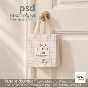 Może przedstawiać: Kwadratowa papierowa torba na zakupy w kratkę zawieszona na mosiężnej klamce. Torba zawiera tekst YOUR DESIGN HERE, Works in Photoshop & Photopea oraz ratio 9:10. Projekt jest cyfrowym szablonem makiety do prezentacji grafiki.