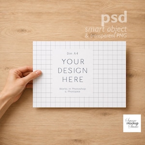 以下が含まれることがあります： グリッドパターンと「Din A4 YOUR DESIGN HERE Works in Photoshop & Photopea」というテキストが記載された長方形のペーパーモックアップ。用紙は横向きに配置されており、中央の白いエリアにカスタムデザインを配置できるデジタルファイル形式です。