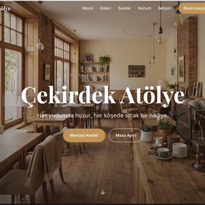 Könnte beinhalten: Eine Website-Oberflache fur Cekirdek Atolye mit einem Cafe-Interieur aus Holztischen, Stuhlen und einer Kaffeemaschine. Der Text lautet Cekirdek Atolye, Her yudumda huzur, her kosede sicak bir hikaye, Menu, Galeri, Saatler, Konum, Iletisim, Rezervasyon, Menuyu Kesfet, Masa Ayirt.