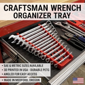 Könnte beinhalten: Ein schwarzer Schraubenschlüssel-Organizer aus Kunststoff mit abgewinkelten roten Schlitzen, die eine Reihe silberner Craftsman-Schraubenschlüssel halten. Das Tablett ist mit dem Text CRAFTSMAN WRENCH ORGANIZER TRAY, SAE & METRIC SIZES AVAILABLE, 3D PRINTED IN USA - DURABLE PETG, ANGLED FOR EASY ACCESS und MADE IN MEDFORD, OREGON beschriftet.