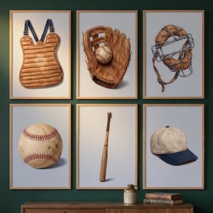 Könnte beinhalten: Ein Set aus sechs gerahmten Wandbildern mit Baseball-Ausrüstung: ein hellbrauner Brustschutz mit blauen Riemen, ein Lederhandschuh mit Baseball, eine Catcher-Maske, ein einzelner Baseball, ein hölzerner Baseballschläger und eine cremefarbene Baseballkappe.
