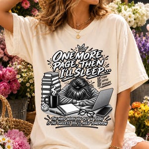 Puede incluir: Una camiseta de color crema con un gráfico negro de una persona descansando la cabeza sobre un escritorio con libros, un portátil y una taza de café. El texto dice: ONE MORE PAGE, THEN I'LL SLEEP, STUDY, COFFEE, GRADUATE y THE HARD WORK YOU PUT IN TODAY IS THE SUCCESS YOU'LL HOLD TOMORROW.