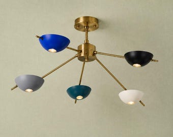 Plafoniera in stile Stilnovo, modello Mid-Century Modern a filo soffitto, plafoniera italiana moderna in ottone, lampada a 5 luci colorata realizzata a mano.