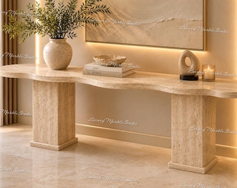 Consolle in travertino beige, tavolo scultoreo moderno e organico per l'ingresso.