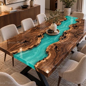 Puede incluir: Una mesa de comedor rectangular con una superficie de madera de nogal de borde natural y un diseño de río central hecho de resina turquesa translúcida. La mesa se apoya sobre patas de metal negro y está rodeada por ocho sillas tapizadas en beige claro.
