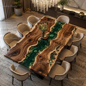 Peut inclure: Une table à manger rectangulaire composée de deux plateaux en bois à bords naturels avec une incrustation centrale en résine verte translucide contenant des pierres et de la verdure, entourée de huit chaises rembourrées.