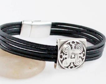 Pulsera de cuero marrón para hombre con nudo celta en zamak