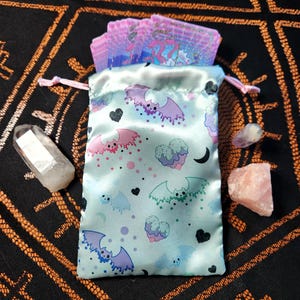 Bolsa de Tarô em Cetim - Morcegos de Açúcar Pastel Goth (Azul Pastel)