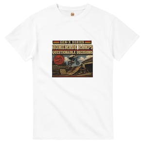 Könnte beinhalten: Ein weißes Kurzarm-T-Shirt mit einem Grafikdruck mit dem Text GEN-X SERIES, HOMEMADE RAMPS, QUESTIONABLE DECISIONS und Totally worth it. Die Abbildung zeigt eine Person auf einem Fahrrad, die über eine Holzrampe in der Nähe einer Garage springt.
