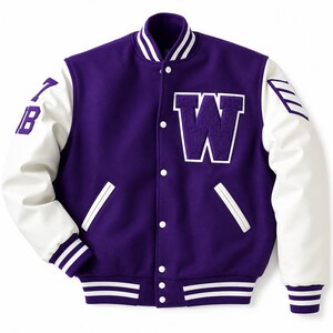 Könnte beinhalten: Eine violette Collegejacke mit weißen Ärmeln, einem großen violetten Buchstaben W auf der linken Brust, weißen Druckknöpfen sowie gestreiften Rippbündchen an Kragen, Ärmeln und Saum. Auf dem rechten Ärmel befinden sich die violetten Buchstaben 17 und B.