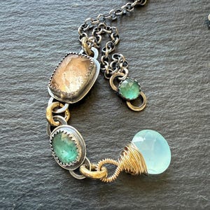 Charm-Halskette mit einem Trio aus pastellfarbenen Steinen und Sterlingsilber