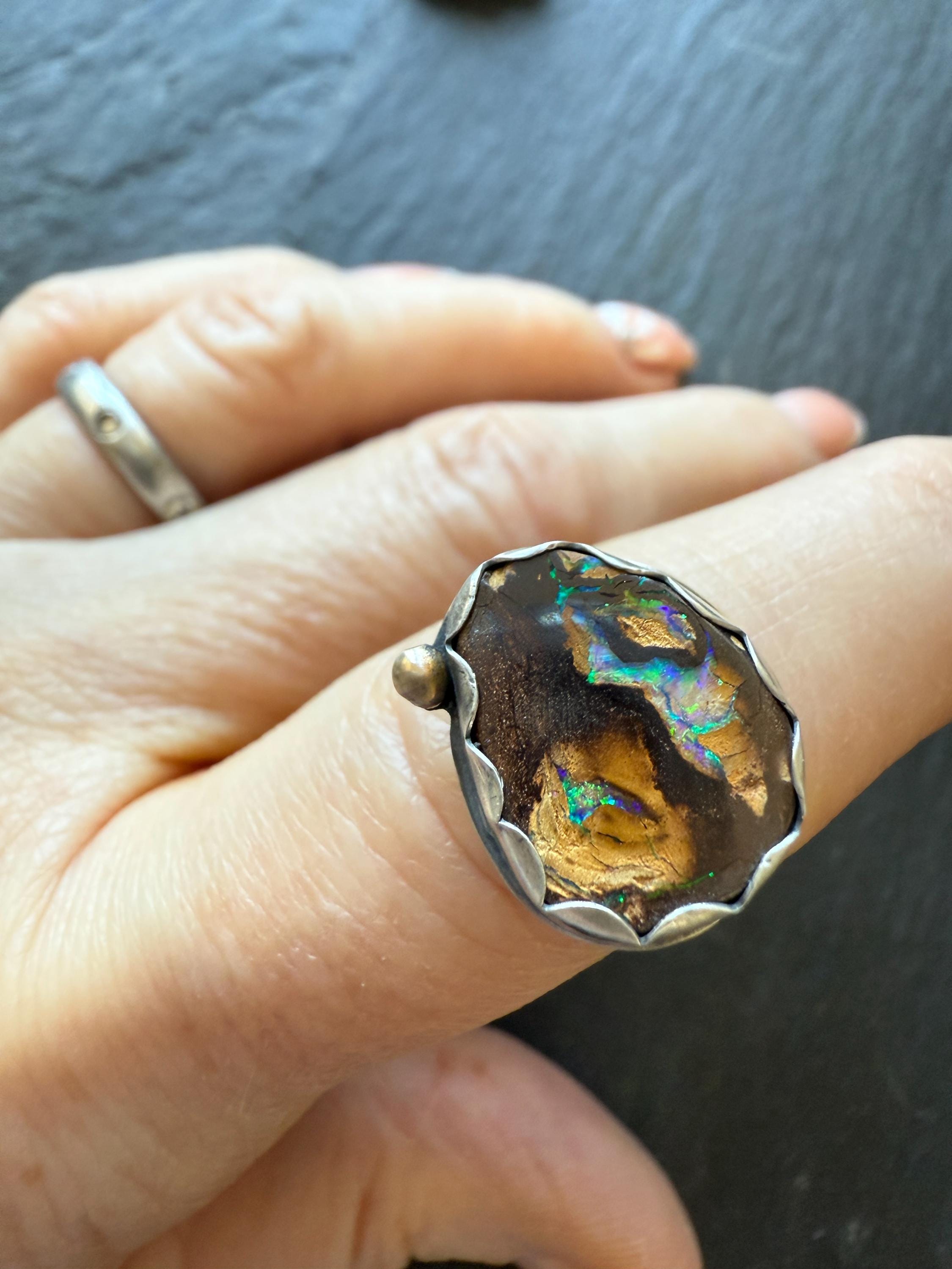 ボルダーオパール スターリングシルバーリング：14Kゴールドアクセント