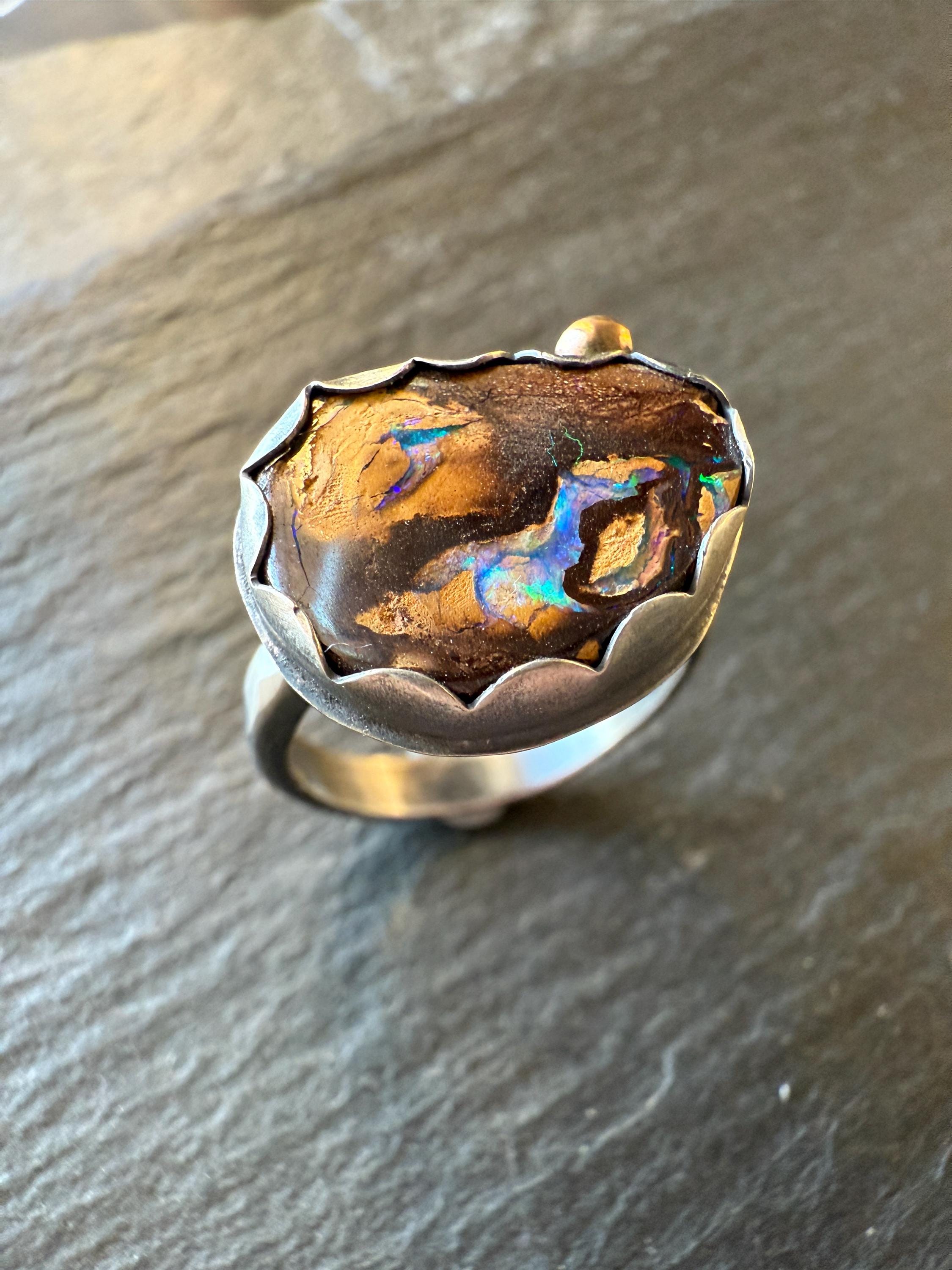ボルダーオパール スターリングシルバーリング：14Kゴールドアクセント