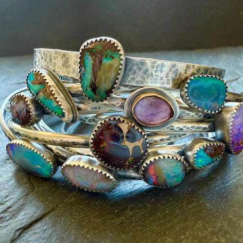 ボルダーオパール スターリングシルバーリング：14Kゴールドアクセント