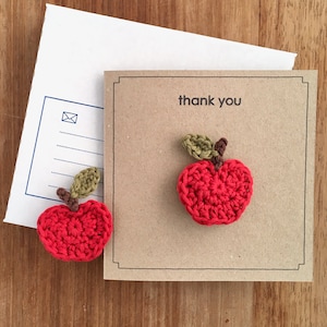 Carte de vœux avec broche pomme rouge / Carte de voeux personnalisée / Carte merci / Carte pour enseignant