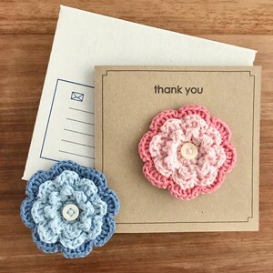Carte de vœux avec broche en forme d'une fleur