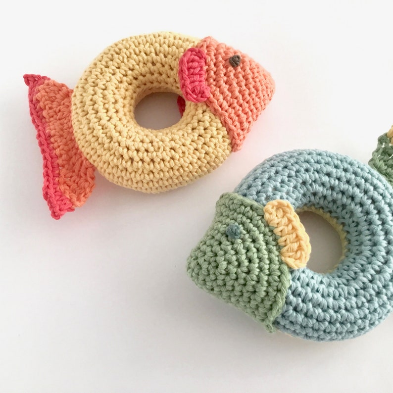 Fish Ring Toy Crochet Pattern / Grippy Baby Toy Crochet Pattern / Teething Ring Crochet Pattern for Child Toddler / Baby Shower Gift imagem 5