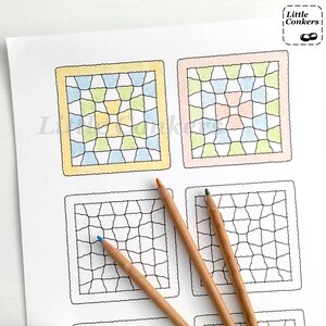 Puede incluir: Una p&aacute;gina para colorear imprimible con cuatro cuadrados que presentan un patr&oacute;n de bloque de colcha. Los cuadrados est&aacute;n delineados en negro y tienen un patr&oacute;n de cuadr&iacute;cula en el interior. Tres l&aacute;pices de colores est&aacute;n sobre la p&aacute;gina.