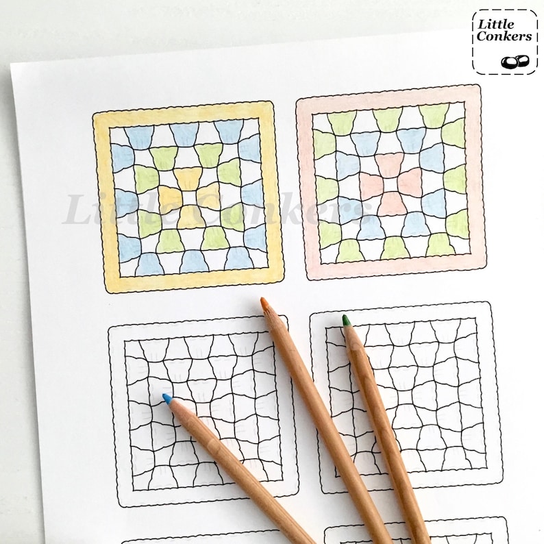 Puede incluir: Una p&aacute;gina para colorear imprimible con cuatro cuadrados que presentan un patr&oacute;n de bloque de colcha. Los cuadrados est&aacute;n delineados en negro y tienen un patr&oacute;n de cuadr&iacute;cula en el interior. Tres l&aacute;pices de colores est&aacute;n sobre la p&aacute;gina.