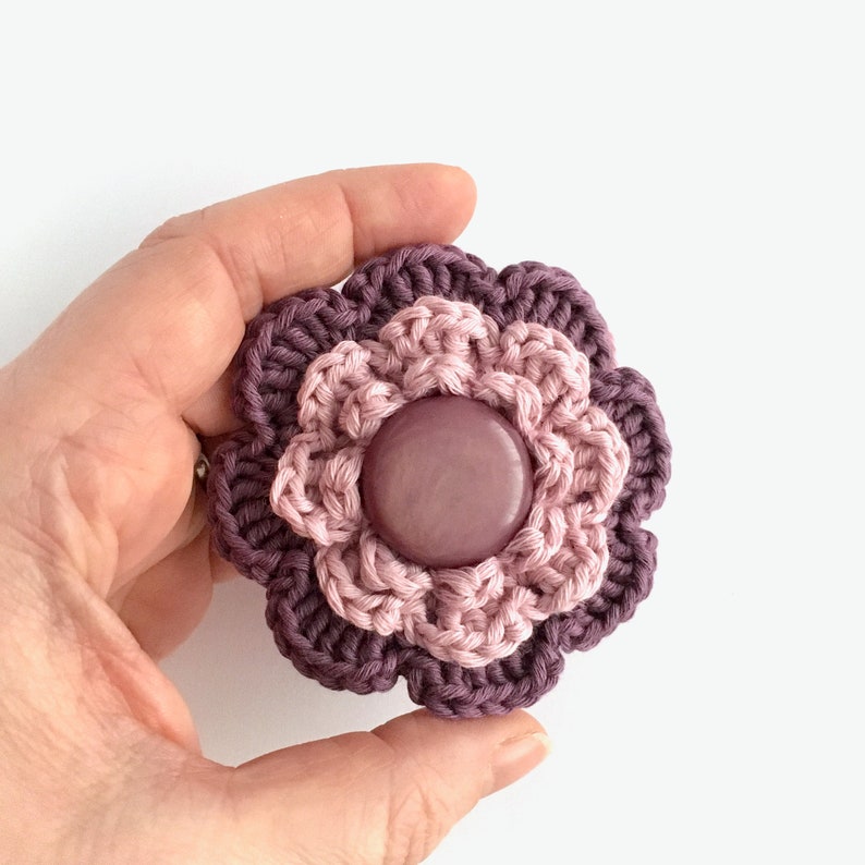 Broche fleur violette écologique avec bouton recyclé / Broche florale vintage en coton bio faite main, cadeau lilas violet pour maman image 2