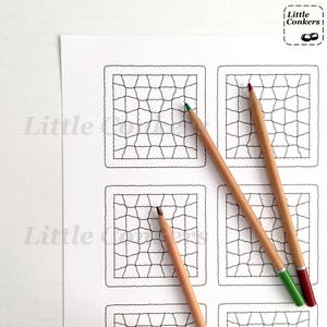 Puede incluir: Una p&aacute;gina para colorear imprimible con seis cuadrados que presentan un patr&oacute;n geom&eacute;trico. Los cuadrados est&aacute;n delineados en negro y tienen un dise&ntilde;o de cuadr&iacute;cula. Tres l&aacute;pices de colores est&aacute;n sobre la p&aacute;gina, uno verde, uno marr&oacute;n y uno rojo.