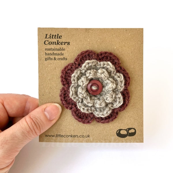 Broche fleur mauve grise crochet main en laine biologique avec bouton d'occasion