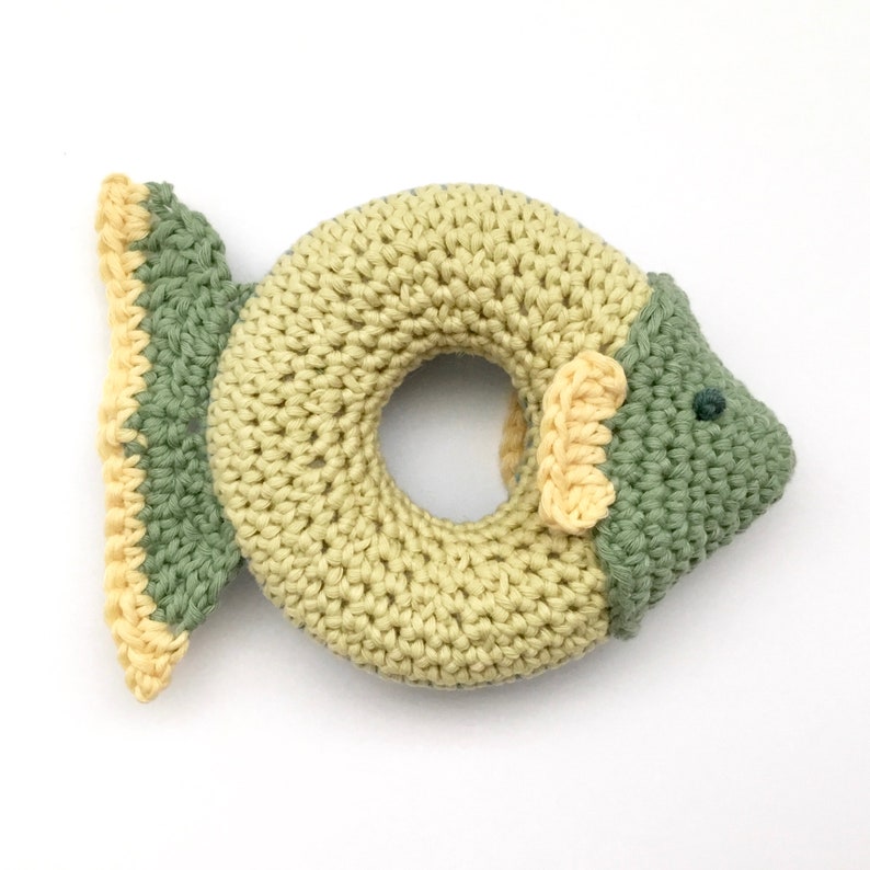 Fish Ring Toy Crochet Pattern / Grippy Baby Toy Crochet Pattern / Teething Ring Crochet Pattern for Child Toddler / Baby Shower Gift imagem 4