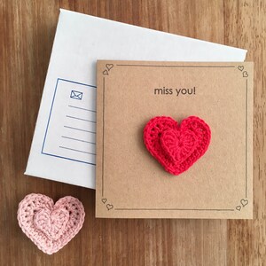 Carte St Valentin avec coeur rouge rose / Carte de vœux avec broche coeur broche fraise