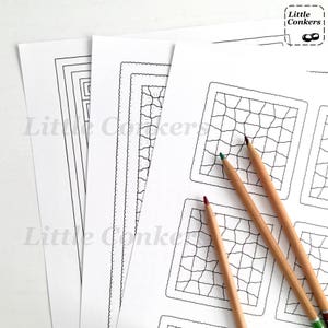 Puede incluir: Tres p&aacute;ginas para colorear con diferentes patrones, incluyendo un laberinto, una cuadr&iacute;cula y un dise&ntilde;o de azulejos agrietados. Las p&aacute;ginas est&aacute;n sobre una superficie blanca con tres l&aacute;pices de colores en la parte superior.