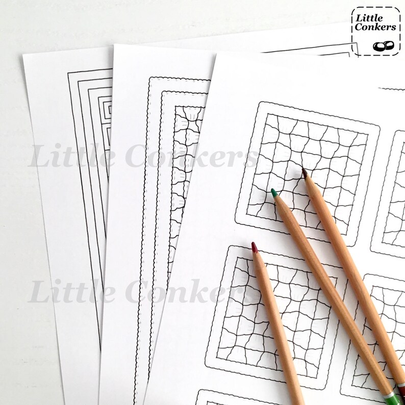 Puede incluir: Tres p&aacute;ginas para colorear con diferentes patrones, incluyendo un laberinto, una cuadr&iacute;cula y un dise&ntilde;o de azulejos agrietados. Las p&aacute;ginas est&aacute;n sobre una superficie blanca con tres l&aacute;pices de colores en la parte superior.