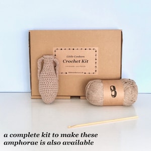 Puede incluir: Un kit de crochet para hacer una &aacute;nfora marr&oacute;n, con hilo, un gancho de crochet e instrucciones. La caja est&aacute; etiquetada como "Little Conkers Crochet Kit".