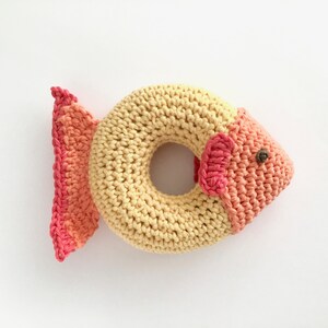 Fish Ring Toy Crochet Pattern / Grippy Baby Toy Crochet Pattern / Teething Ring Crochet Pattern for Child Toddler / Baby Shower Gift imagem 6