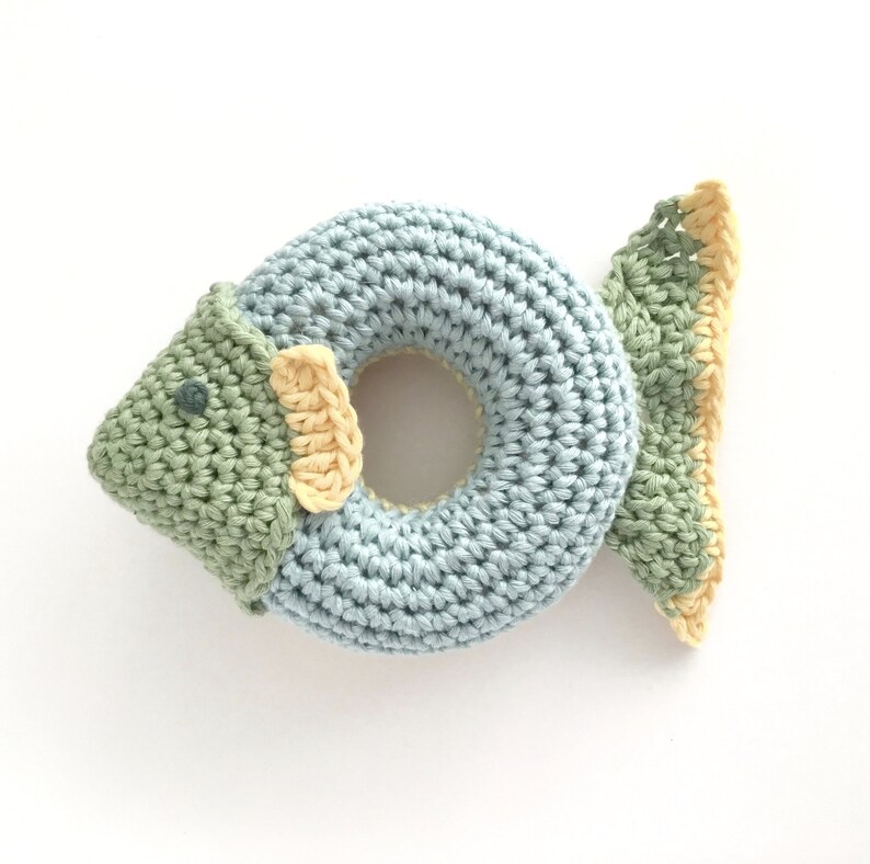Fish Ring Toy Crochet Pattern / Grippy Baby Toy Crochet Pattern / Teething Ring Crochet Pattern for Child Toddler / Baby Shower Gift imagem 3