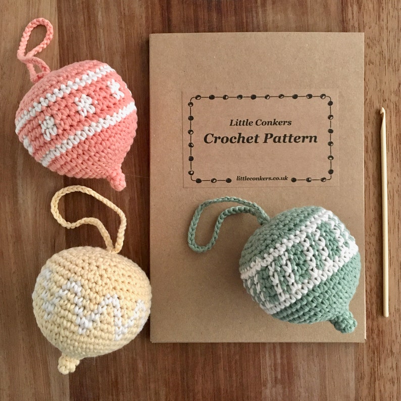 Crocheted ornaments in spring pastels and the crochet pattern to make them